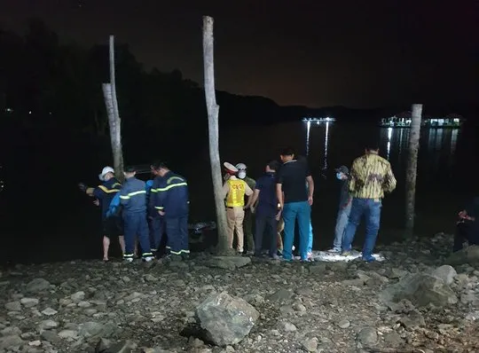 Lực lượng chức năng tìm kiếm nạn nhân trong đêm. Ảnh: CTV