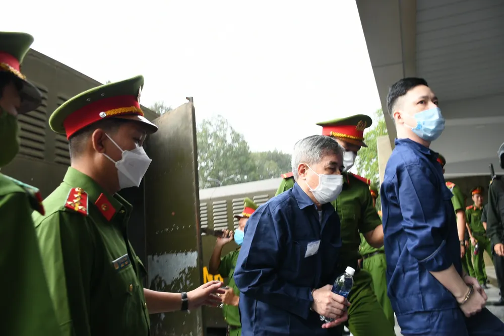 Bắt đầu phiên xử đường dây buôn lậu xăng dầu trị giá 2.900 tỷ đồng ảnh 2