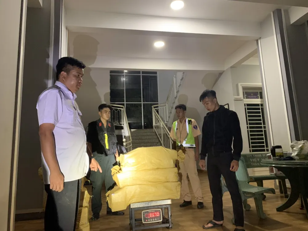 Bắt giữ 2 thanh niên vận chuyển 260kg pháo hoa lậu ảnh 1