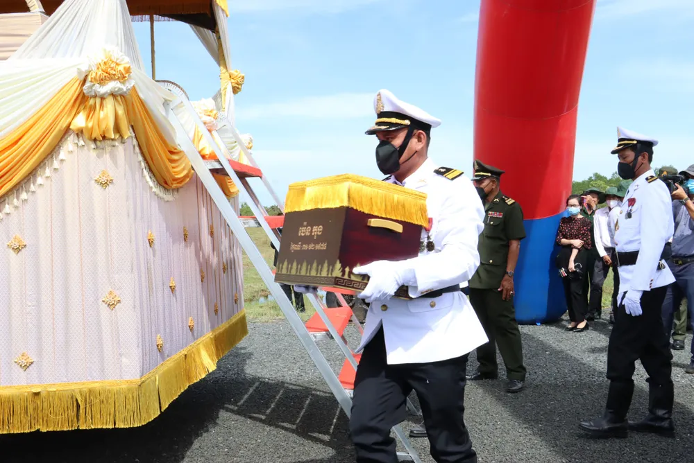 Bàn giao 49 hài cốt chiến sĩ Lực lượng vũ trang đoàn kết cứu nước Campuchia về nước ảnh 1