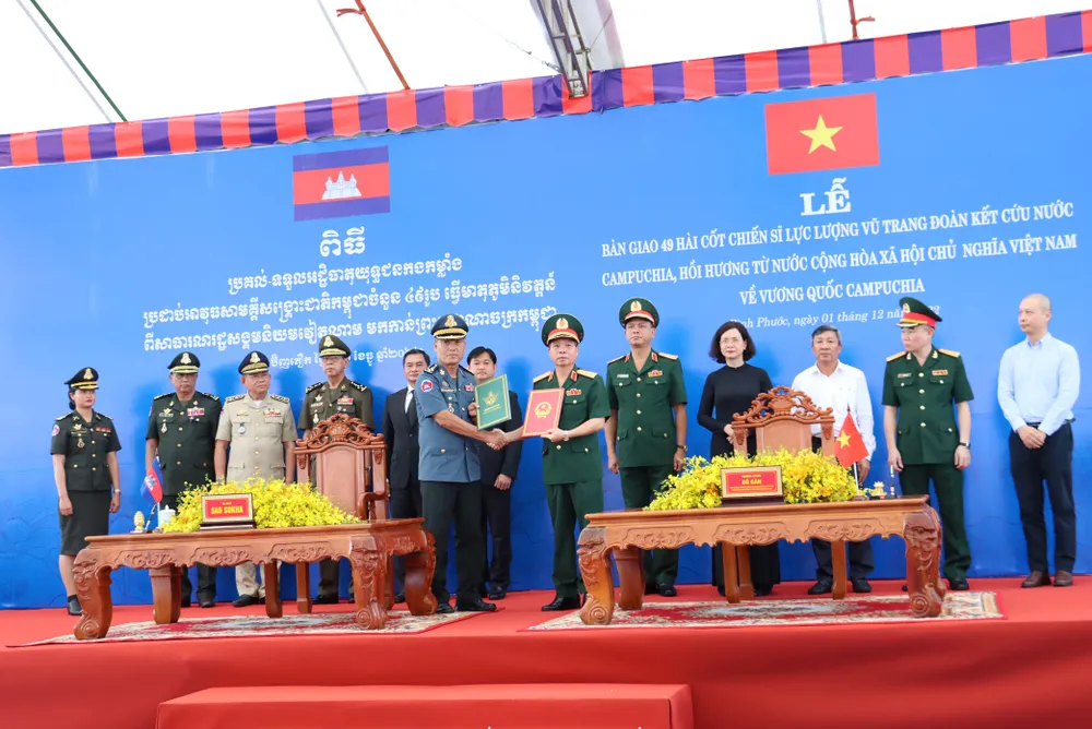 Bàn giao 49 hài cốt chiến sĩ Lực lượng vũ trang đoàn kết cứu nước Campuchia về nước ảnh 4