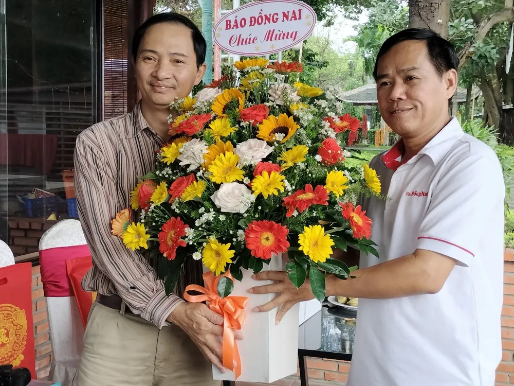 Nhà báo Văn Phong ra mắt sách Lên rừng xuống biển 3 ảnh 1