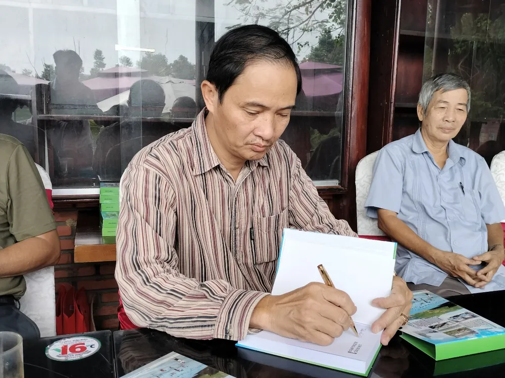 Nhà báo Văn Phong ra mắt sách Lên rừng xuống biển 3 ảnh 2