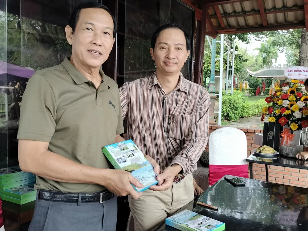 Nhà báo Văn Phong ra mắt sách Lên rừng xuống biển 3 ảnh 4