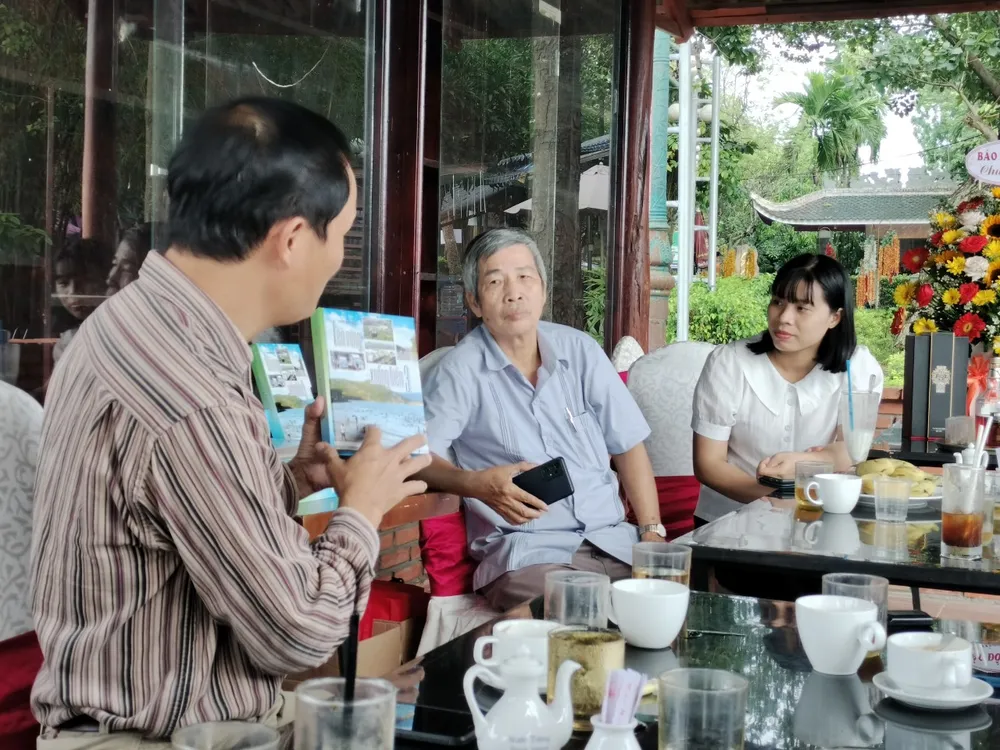 Nhà báo Văn Phong ra mắt sách Lên rừng xuống biển 3 ảnh 3