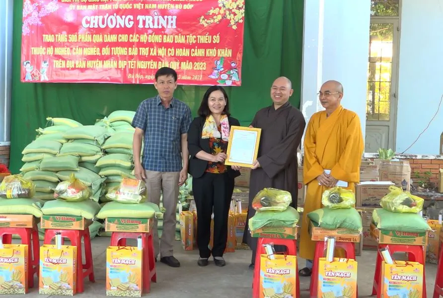 Đoàn đã trao 500 phần quà tết cho bà con nghèo Đoàn đã trao 500 phần quà tết cho bà con nghèo