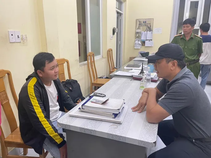 Đối tượng Tùng bị bắt giữ để phục vụ điều tra