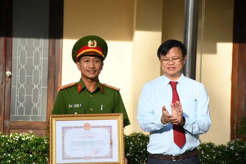 Chủ tịch UBND tỉnh Đồng Nai Cao Tiến Dũng tặng Bằng khen cho đại diện đơn vị đạt thành tích xuất sắc