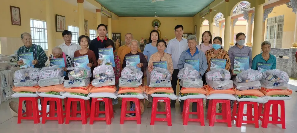 Trao quà cho hộ nghèo, cận nghèo, người khuyết tật xã Hảo Đước. Ảnh: BÍCH NGÂN
