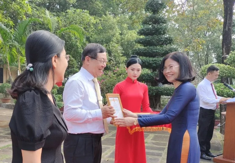 Lãnh đạo Sở TT- TT trao giải cho đại diện các tờ tin tức sở ngành đạt giải