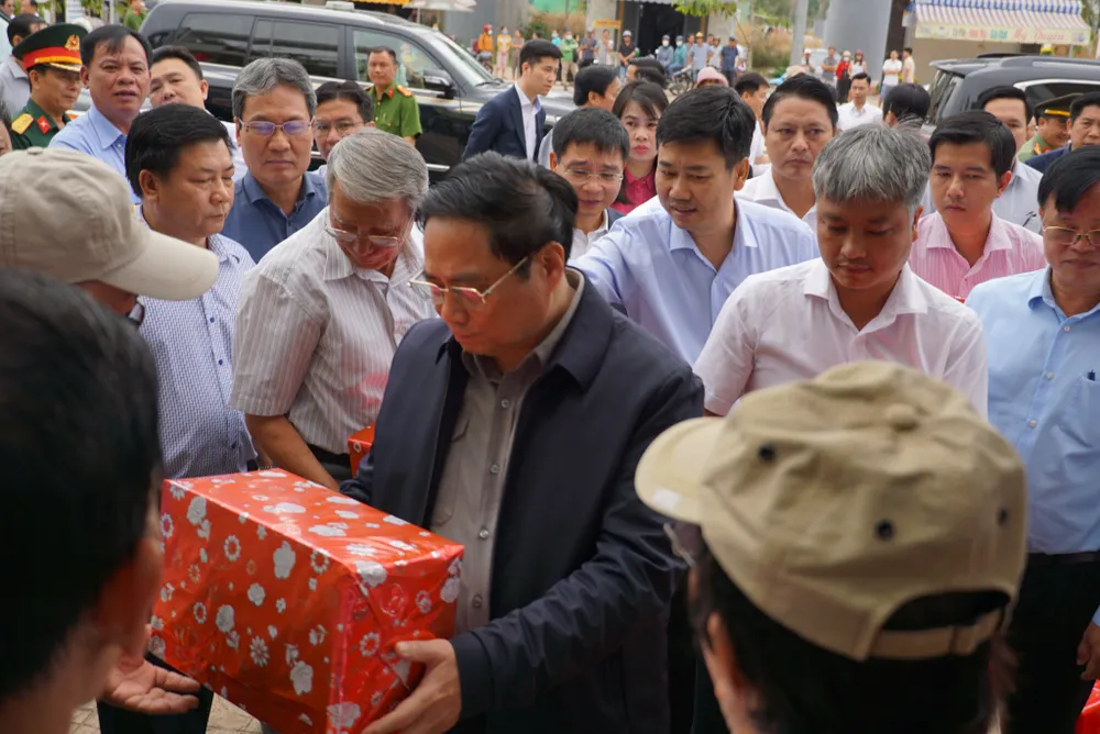 Thủ tướng Phạm Minh Chính tặng quà bà con Khu tái định cư Lộc An - Bình Sơn Thủ tướng Phạm Minh Chính tặng quà bà con Khu tái định cư Lộc An - Bình Sơn