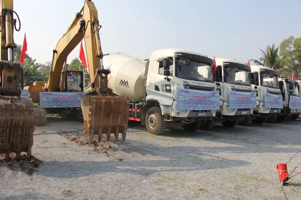 Các phương tiện, thiết bị được huy động để phục vụ xây dựng cầu Thống Nhất