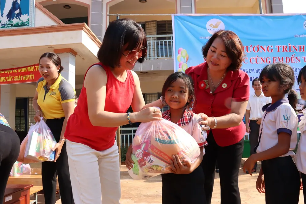 Lãnh đạo Hội Chữ thập đỏ tỉnh Bình Phước trao quà cho học sinh nghèo Trường Tiểu học Đa Kia