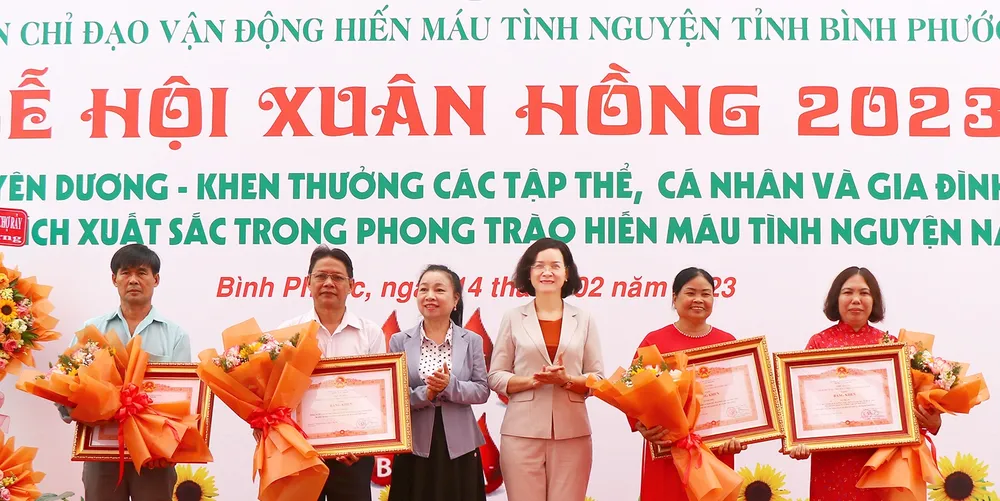 Lãnh đạo tỉnh Bình Phước trao Bằng khen của Thủ tướng Chính phủ cho các gia đình, cá nhân có thành tích xuất sắc