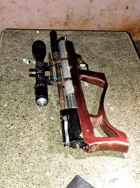 Khẩu súng hơi được thu giữ tại hiện trường Khẩu súng hơi được thu giữ tại hiện trường