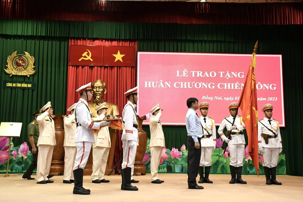 Chủ tịch UBND tỉnh Đồng Nai Cao Tiến Dũng trao Huân chương chiến công hạng nhất cho tập thể Công an tỉnh Chủ tịch UBND tỉnh Đồng Nai Cao Tiến Dũng trao Huân chương chiến công hạng nhất cho tập thể Công an tỉnh