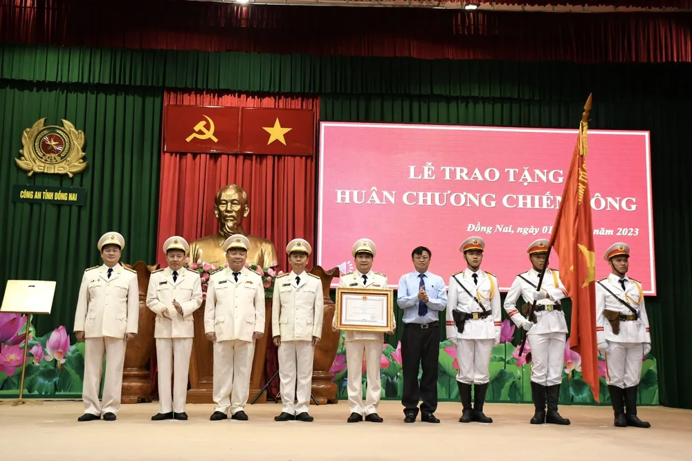 Lễ trao Huân chương chiến công cho Công an tỉnh Đồng Nai Lễ trao Huân chương chiến công cho Công an tỉnh Đồng Nai