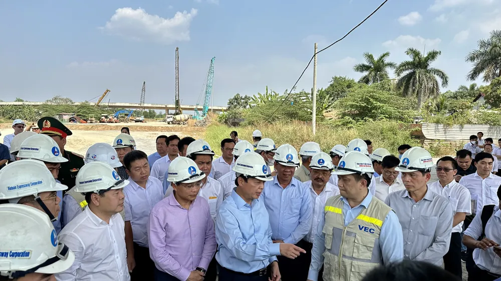 Phó Thủ tướng Trần Hồng Hà nghe chủ đầu tư báo cáo khó khăn vướng mắc tại Dự án Đường cao tốc Bến Lức - Long Thành Phó Thủ tướng Trần Hồng Hà nghe chủ đầu tư báo cáo khó khăn vướng mắc tại Dự án Đường cao tốc Bến Lức - Long Thành