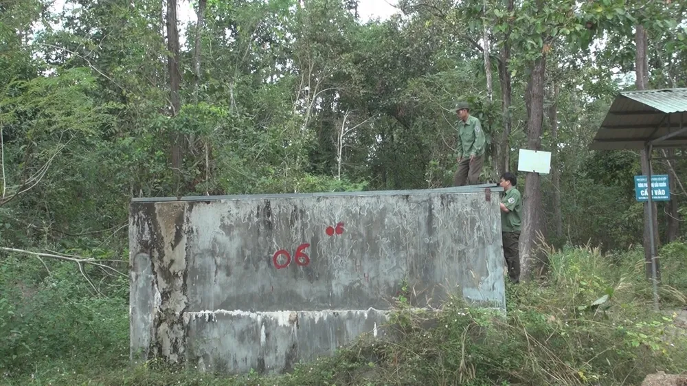 Lực lượng bảo vệ rừng thuộc Ban Quản quản lý rừng phòng hộ Bù Đốp kiểm tra hồ chứa nước chữa cháy
