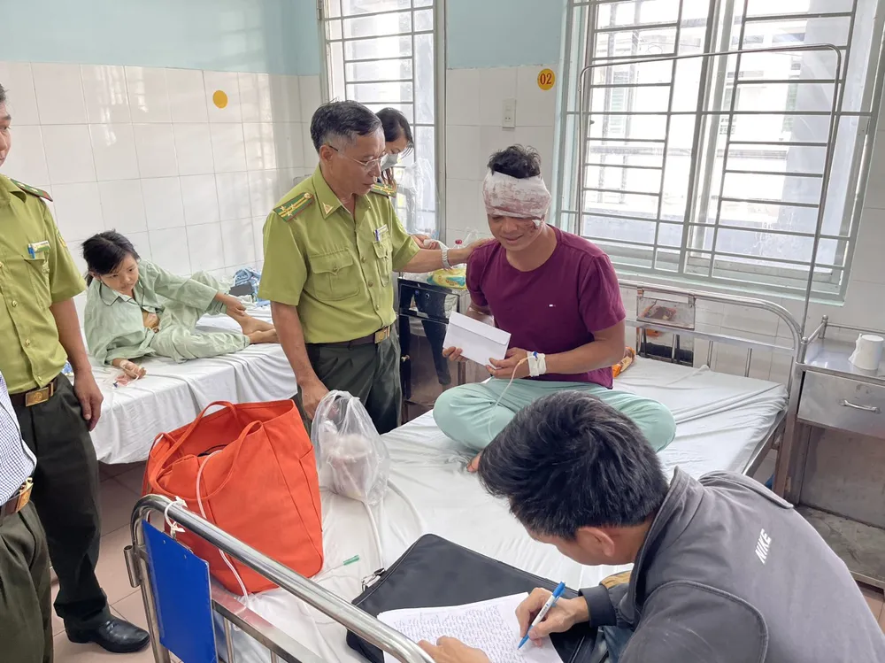 Phó Chi cục trưởng Chi cục Kiểm lâm tỉnh Đồng Nai Lê Việt Dũng đến thăm hỏi, động viên các kiểm lâm bị lâm tặc gây thương tích