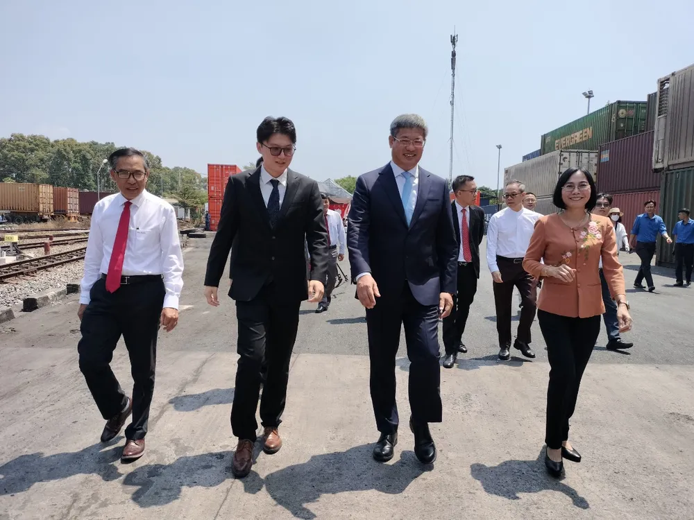 Bà Nguyễn Thị Hoàng, Phó Chủ tịch UBND tỉnh Đồng Nai; ông Nguỵ Hoa Tường, Tổng Lãnh sự Trung Quốc tại TPHCM thị sát chuyến tàu đầu tiên cập bến Trảng Bom