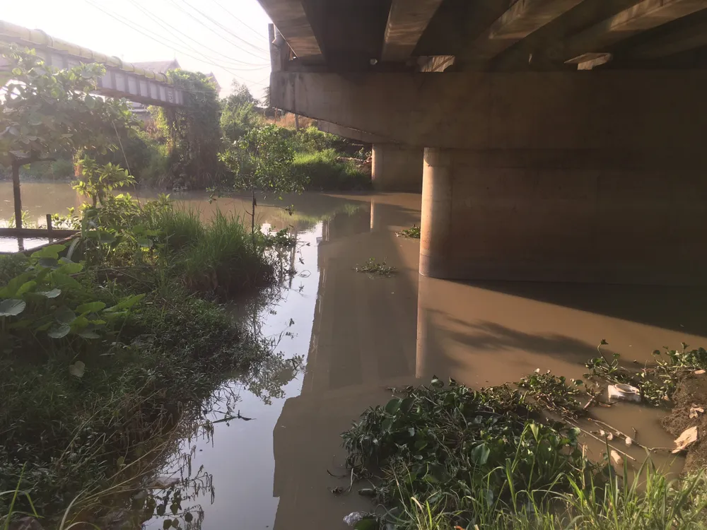 Nước dưới chân cầu Sông Buông bị ô nhiễm nặng Nước dưới chân cầu Sông Buông bị ô nhiễm nặng