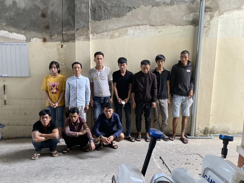 Nhóm đối tượng đang bị điều tra về hành vi tổ chức sử dụng ma tuý và tàng trữ vũ khí quân dụng trái phép.