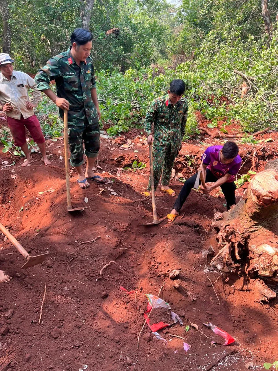 Lực lượng chức năng tìm kiếm hài cốt liệt sĩ