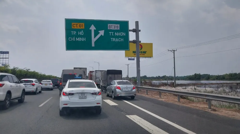 Giao thông ùn ứ trên tuyến cao tốc nhiều giờ đồng hồ
