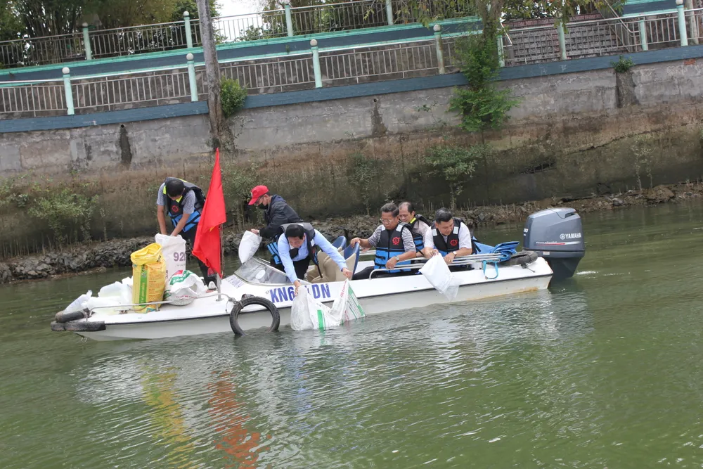 Phó Chủ tịch UBND tỉnh Võ Văn Phi thả cá xuống sông Đồng Nai Phó Chủ tịch UBND tỉnh Võ Văn Phi thả cá xuống sông Đồng Nai