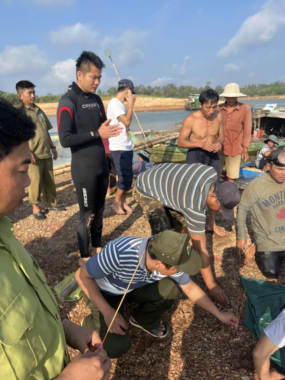 Lực lượng chức năng tại hiện trường vụ việc