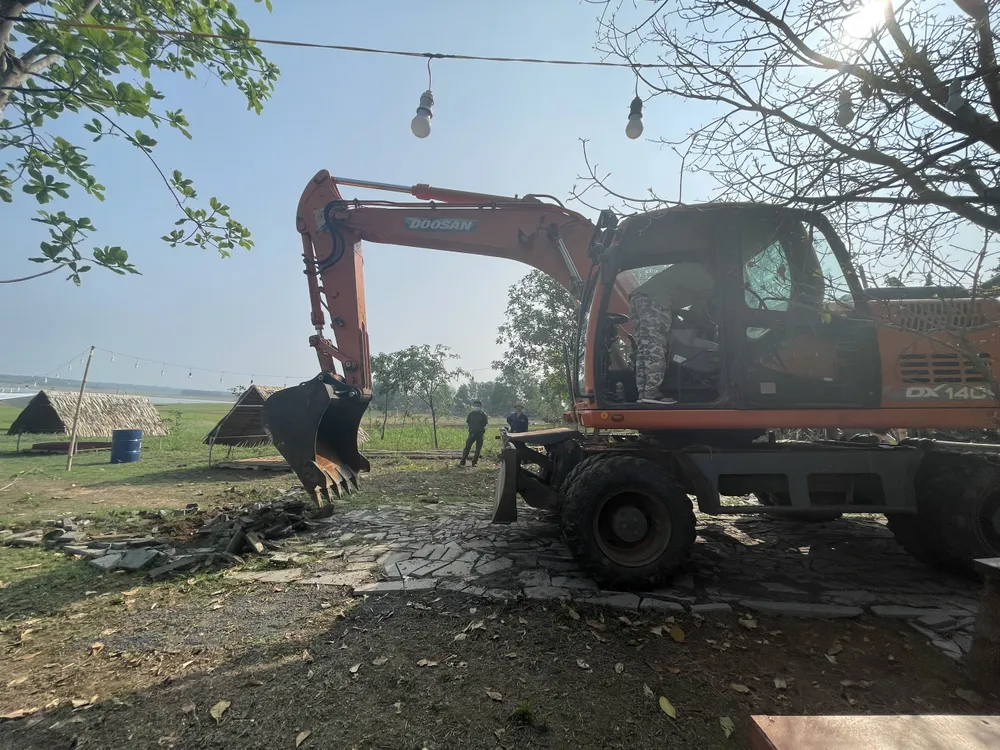 Lực lượng chức năng tiến hành tháo dỡ các công trình xây dựng ven hồ Trị An Lực lượng chức năng tiến hành tháo dỡ các công trình xây dựng ven hồ Trị An