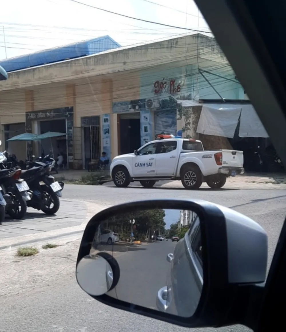 Công an đến trung tâm để thu thập chứng cứ