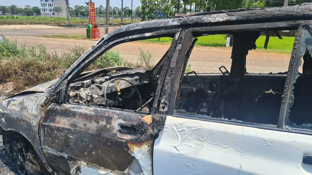 Xe ô tô 4 chỗ bốc cháy, trơ khung Xe ô tô 4 chỗ bốc cháy, trơ khung