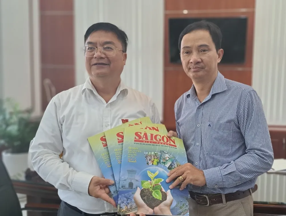 Đặc san SGGP đến tay Chủ tịch UBND TP Vũng Tàu Hoàng Vũ Thảnh. Ảnh: NÔNG NGÂN