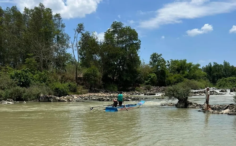Người dân dùng xuồng tìm kiếm nạn nhân đuối nước
