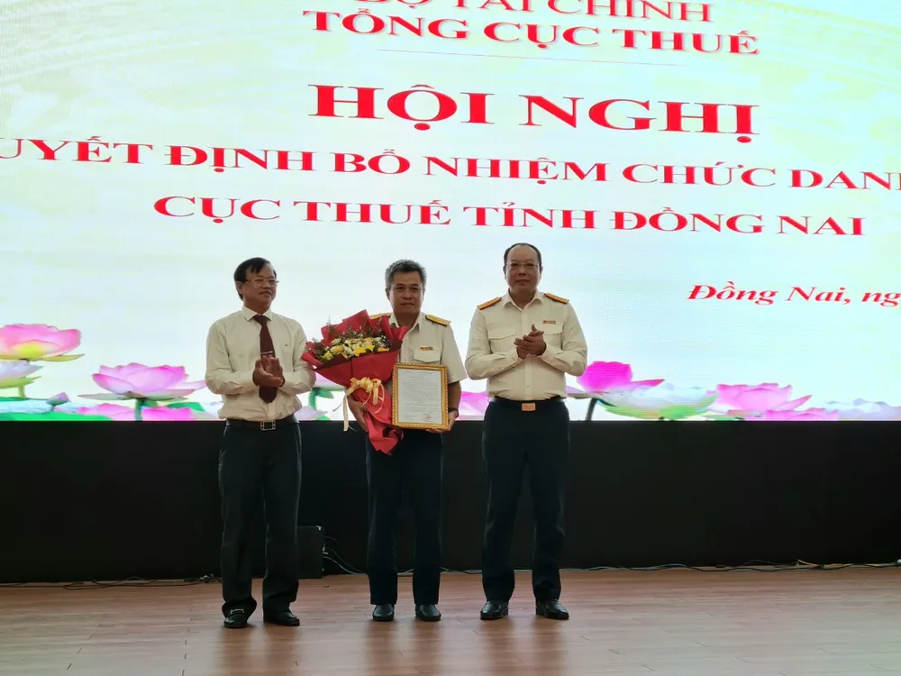 Ông Nguyễn Toàn Thắng nhận quyết định bổ nhiệm Cục trưởng Cục Thuế tỉnh Đồng Nai Ông Nguyễn Toàn Thắng nhận quyết định bổ nhiệm Cục trưởng Cục Thuế tỉnh Đồng Nai