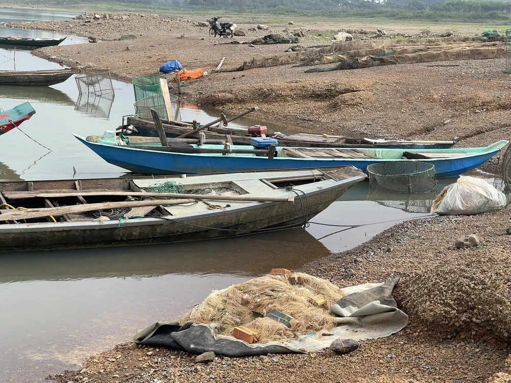 Thuyền đánh cá có thể di chuyển trên hồ Trị An sau thời gian khô hạn, mực nước xuống thấp