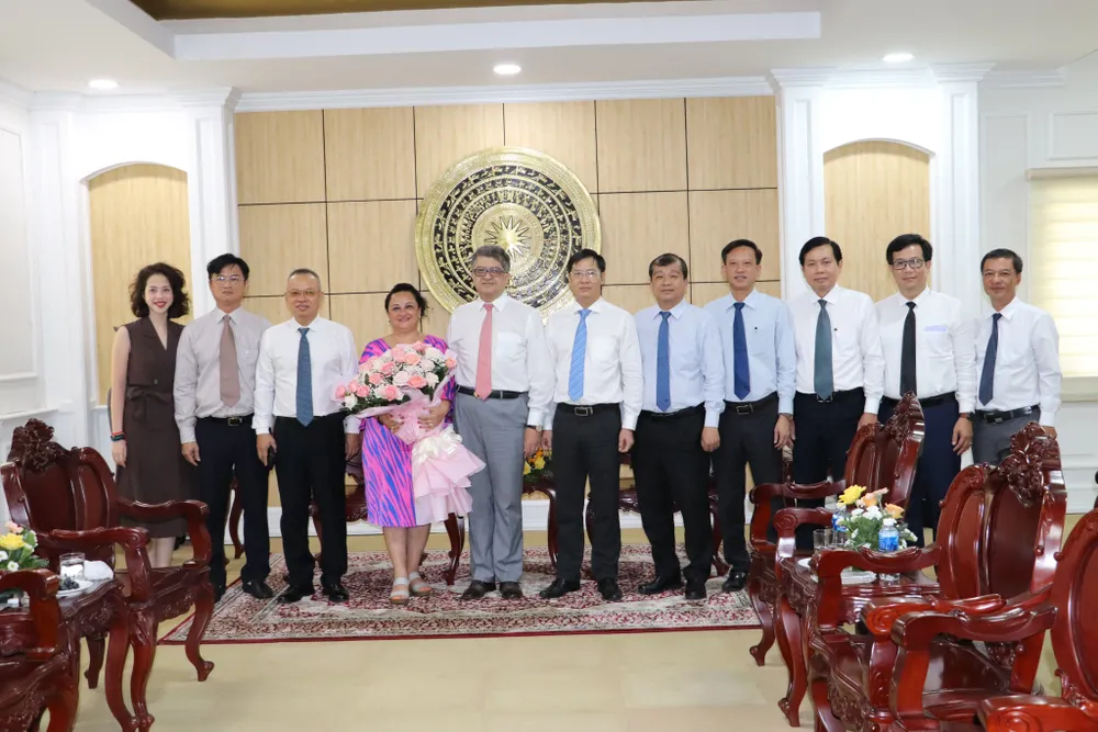 Đoàn Đại sứ quán Armenia, do ông Vahram Kazhoyan, Đại sứ đặc mệnh toàn quyền nước Cộng hòa Armenia tại Việt Nam làm trưởng đoàn, đến chào xã giao lãnh đạo tỉnh Tây Ninh