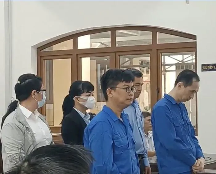 Các bị cáo tại phiên toà. Ảnh: UYÊN CHÂU