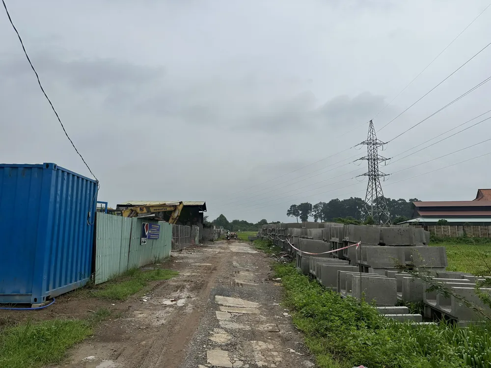 Lối vào gói thầu số 09 xây dựng phần tuyến thoát nước nhánh 1 (km0 + 765,08 đến Km2+480)