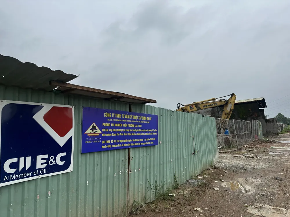 Một nhà xưởng cũ được công nhân tận dụng làm nơi sinh hoạt tạm