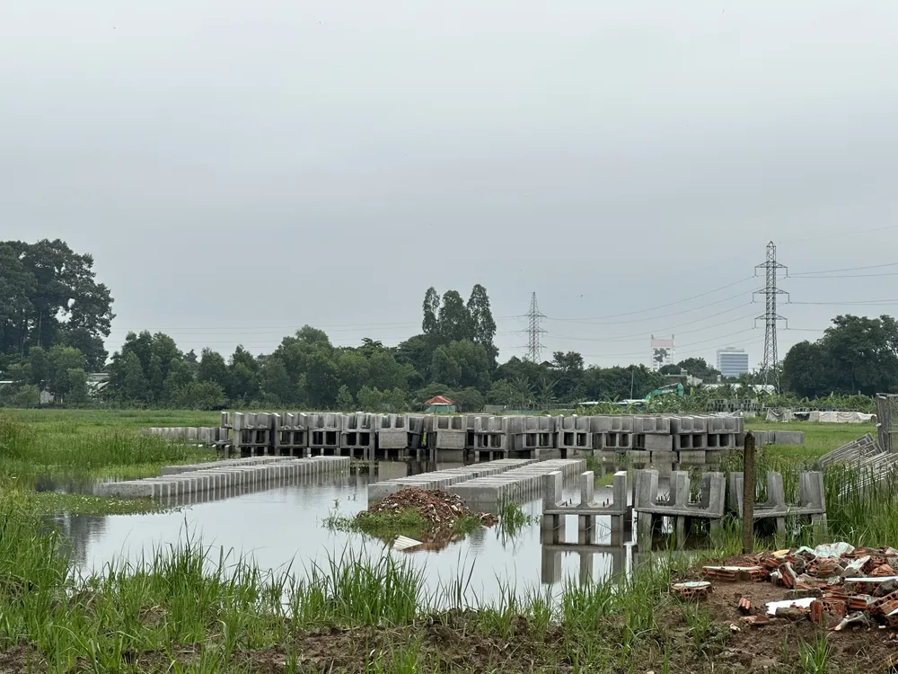 Hình ảnh tại địa điểm thi công mà theo nhiều người dân là chưa tương xứng với dự án ngàn tỷ