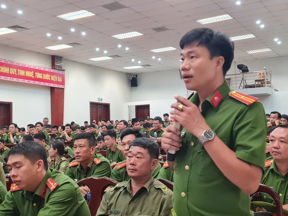 Một cán bộ công an xã trình bày ý kiến tại buổi đối thoại