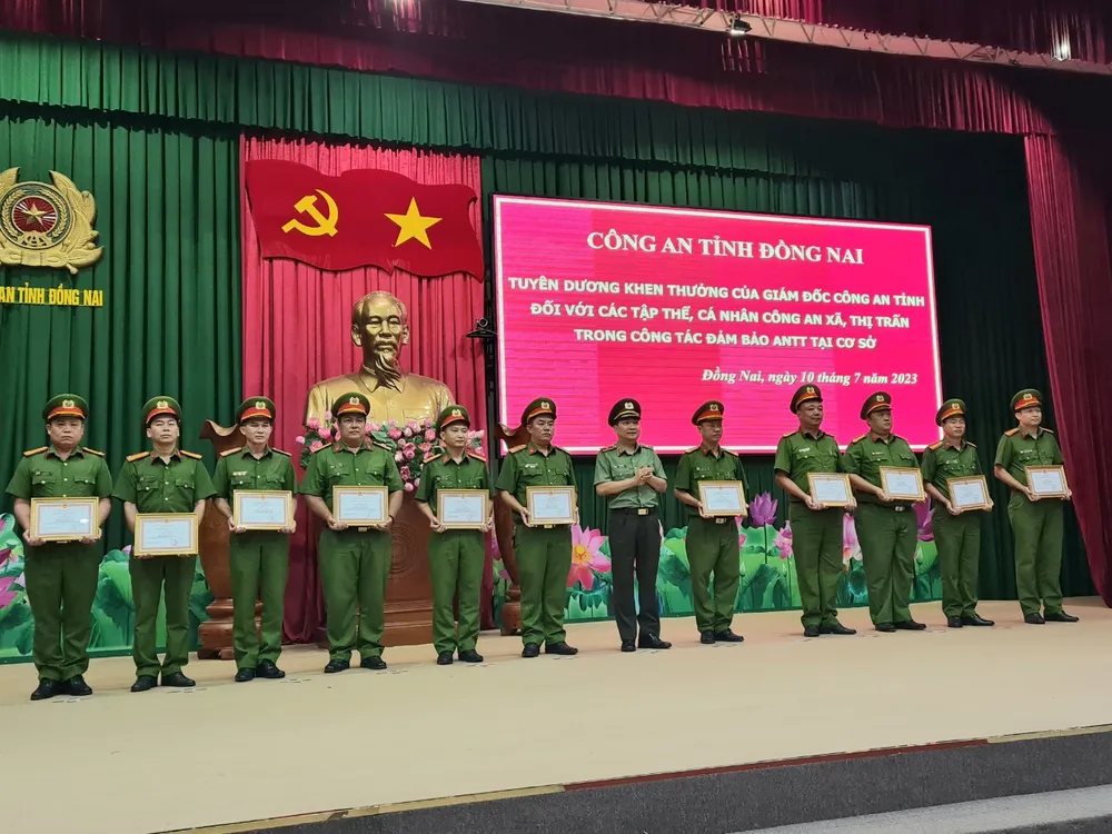 Một số cán bộ công an xã, thị trấn có thành tích trong thực hiện nhiệm vụ đã được công an tỉnh khen thưởng