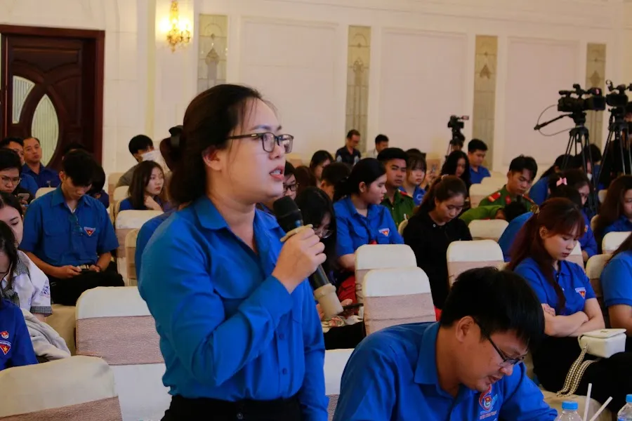 Bạn trẻ chia sẻ ý kiến tại buổi toạ đàm