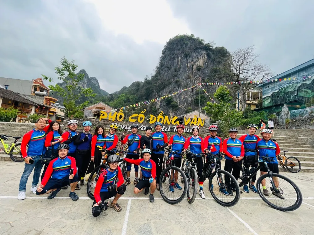 Các thành viên Hội xe đạp thể thao Biên Hòa đi xe đạp lên phố cổ tại cao nguyên đá Đồng Văn (tỉnh Hà Giang) Các thành viên Hội xe đạp thể thao Biên Hòa đi xe đạp lên phố cổ tại cao nguyên đá Đồng Văn (tỉnh Hà Giang)