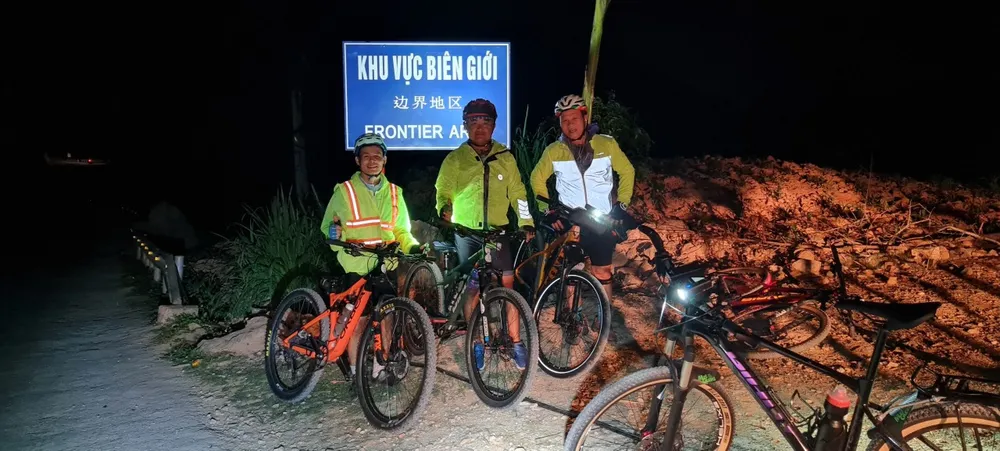Các thành viên của Hội xe đạp thể thao Biên Hoà có mặt tại đèo Pha Đin (giáp ranh giữa tỉnh Lai Châu và Điện Biên) Các thành viên của Hội xe đạp thể thao Biên Hoà có mặt tại đèo Pha Đin (giáp ranh giữa tỉnh Lai Châu và Điện Biên)