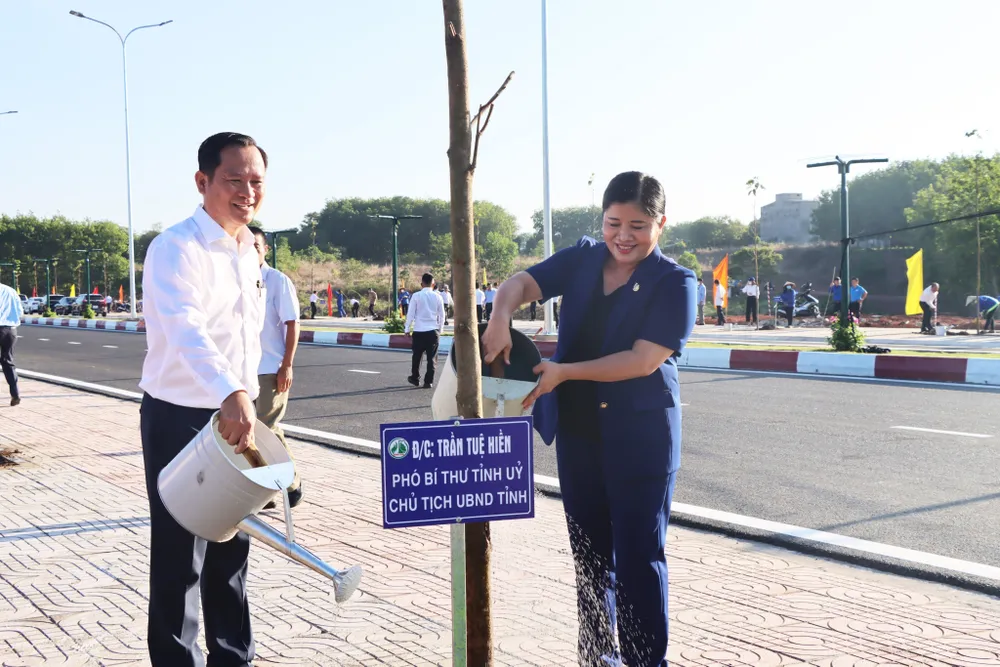 Chủ tịch UBND tỉnh Bình Phước Trần Tuệ Hiền (phải) tham gia trồng cây xanh trên đường Phan Bội Châu Chủ tịch UBND tỉnh Bình Phước Trần Tuệ Hiền (phải) tham gia trồng cây xanh trên đường Phan Bội Châu