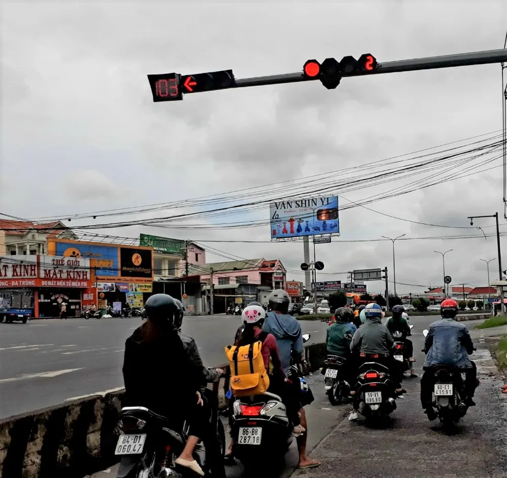 Lực lượng chức năng đã hoàn tất lắp biển báo giao thông tại các nút giao trên Quốc lộ 51 (đoạn qua TP Biên Hòa)